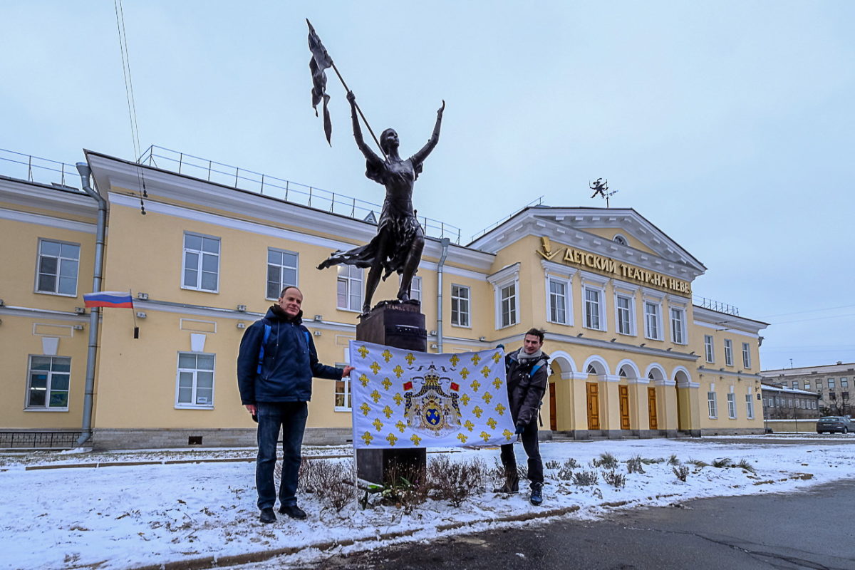 Quelques photos de la statue de sainte Jeanne d'Arc à SaintPetersbourg